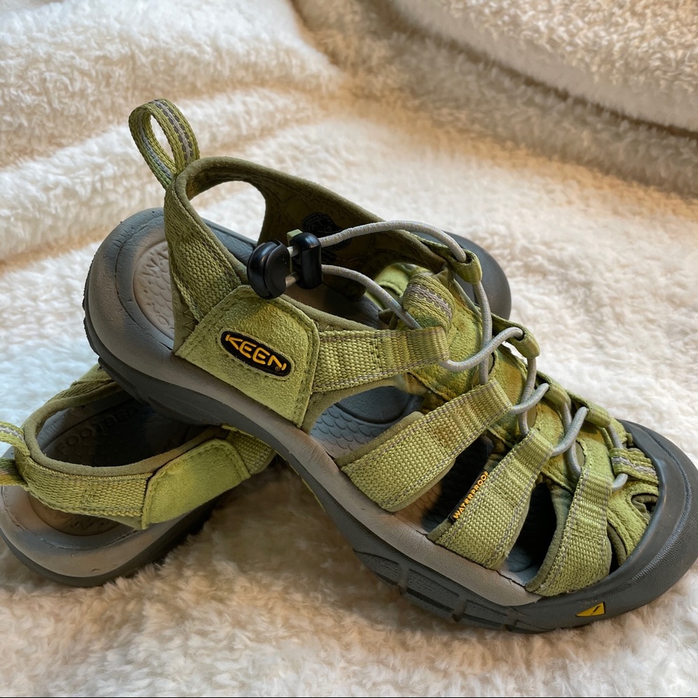 KEEN  Womens Lime Green Water Sandals - Size 7